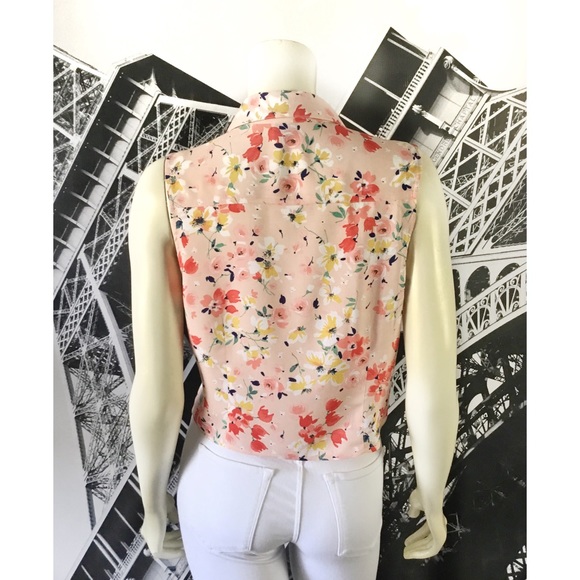 Timing Floral Button Down Blouse - Picture 3 of 5